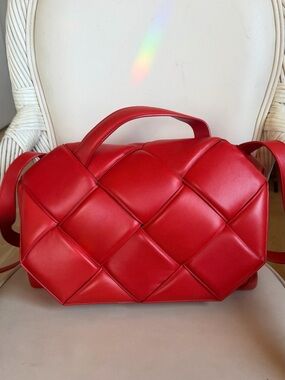 BOTTEGA VENETA Maxi
Intrecciato Padded Lambskin Cassette Top Handle Bag.